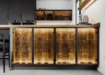 Kuechenzeile mit beleuchteten schwarzen Glasfronten