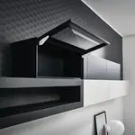 Woonkamer met hangkasten met gemonteerd Grass Kinvaro klepbeslag.