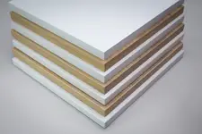 Ostermann dostarcza obecnie prawie 200 obrzeży ABS w tym samym kolorze lub dekorze w 3 różnych grubościach (0,4 mm, 1 mm i 2 mm). Daje to jeszcze większy wybór dla Twoich projektów.