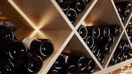 zapełniony stojak na wino z ukośnymi przegródkami, złożone połączenie ze złączkami meblowymi Lamello