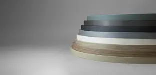 Že na zalogi: ustrezni robni trakovi za površine kolekcije Boards Collection 2025 podjetja Kaindl.