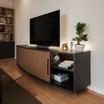 Wohnzimmer mit schwarzem Lowboard und horizontalem Echtholzrollladen