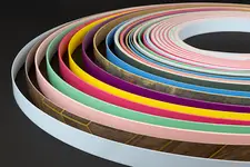 Ungewöhnliche Farben und Dekore machen gute Laune und ziehen Blicke an. Bei OSTERMANN findet man die passenden Kanten.