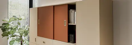 Offen stehende Möbelschiebetür in einem Büro