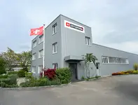 La société Ostermann Schweiz AG a emménagé dans un nouveau bâtiment d’entreprise lui appartenant, situé à Felben-Wellhausen. Sur le nouveau site à Felben-Wellhausen, on trouve non seulement des bureaux modernes, mais aussi un service logistique. Les menuisiers suisses reçoivent ainsi leurs marchandises encore plus rapidement.