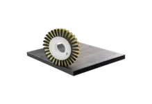 Textur-Finish-Bürste von Riepe bei der Oberflächenbearbeitung einer strukturierten Platte mit Kante für eine gleichmäßige, hochwertige Struktur – industrielle Anwendung zur Reinigung von Möbelteilen.