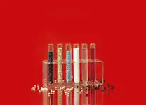 80 pages consacrées aux colles et aux nettoyants : la nouvelle brochure d'OSTERMANN représente de manière impressionnante ce que signifie la diversité.