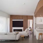 Concept d'habitat moderne et ouvert qui, grâce à de nombreuses variantes de charnières pivotantes, crée des lignes architecturales claires et des structures spatiales ouvertes.