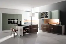 Moderne keuken met geopende vouwdeuren in de bovenkast, vormgegeven met Hettich WingLine vouwdeurbeslag voor plaatsbesparend en comfortabel openen van het front.