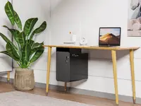 Moderne arbejdsplads med Complement PC-holder under skrivebordet