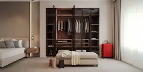 Schwarze, beleuchtete Glasrahmen-Vitrinen als maßgefertigte Möbelfronten für präzise Planung und saubere Integration im Möbelbau