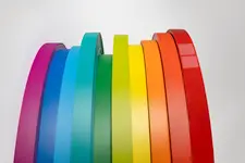 Kleurrijke rollen kantenband voor grijze achtergrond