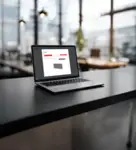 Laptop zeigt CAD Daten einer Griffleiste im OSTERMANN Online-Shop.