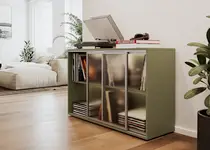 gruene Kommode mit Glasrahmen Schiebetueren