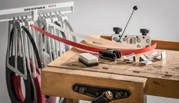 Banc de lucru cu numeroase ajutoare mici pentru prelucrarea de canturi.