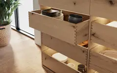 Echt houten keukenkast met geopende houten lades met vingerlas op maat