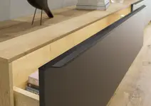 Lowboard iz pravega lesa s črno mat fronto in črnim prijemalna letev