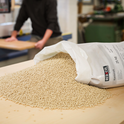 beżowe granulki kleju termotopliwego rozłożone na stole