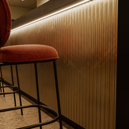 Hotelbar met rode barkrukken