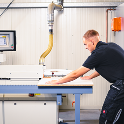 maszynowa obróbka obrzeża na okleiniarce