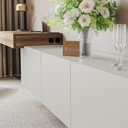 Hotelzimmer mit Sideboard mit Desktop Linoleum in der Farbe 4175 pebble