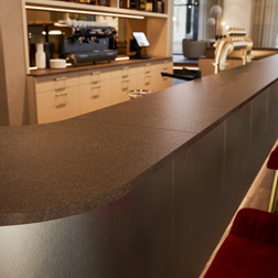 Hotelbar mit Fokus auf der Arbeitsplatte