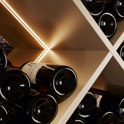 Glazen flessen op een plank