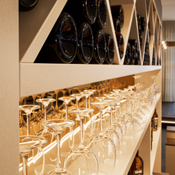 Regal mit Fokus auf Kante in Gold