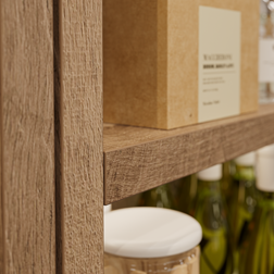 Regal mit Fokus auf Kante in Altholzoptik