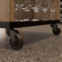 Möbelrollen an einem Weinregal