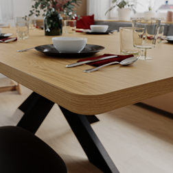 Gedeckter Esstisch mit Kante