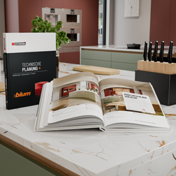 Tischler/Schreiner erkennen den neuen Katalog [TP+] am orangen Blum-Logo neben dem roten OSTERMANN-Würfelauf dem Titel.