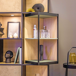 Etagère ouverte avec Hettich Furnspin dans une vitrine moderne en bois.