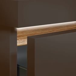 Houten komgreep Limbo, L-profiel, met LED lichtkanaal, gemonteerd in donker meubelfront