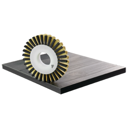 Textur-Finish-Bürste von Riepe bei der Oberflächenbearbeitung einer strukturierten Platte mit Kante für eine gleichmäßige, hochwertige Struktur – industrielle Anwendung zur Reinigung von Möbelteilen.