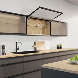 Küche mit Hängeschrank und geöffneter Glasfront.