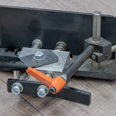 Manually adjust the retaining device at the edging feed to the respective edging height.