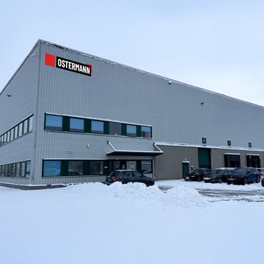 Außenansicht der neuen OSTERMANN-Niederlassung in Polen mit großem Logistikgebäude.