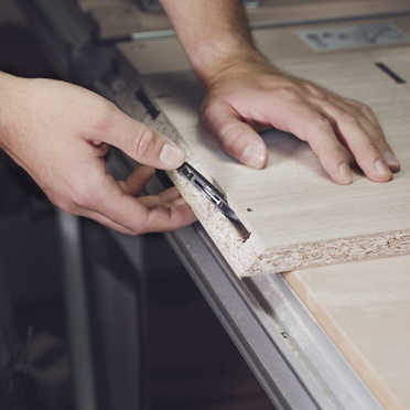 Umieść złącze do korpusów we wpuście