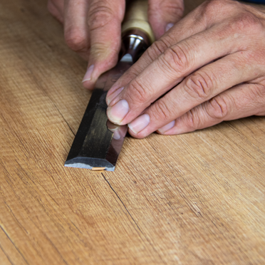 Štrleče ostanke trdega voska se odstrani z dletom ali strgalom