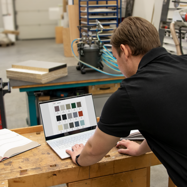 Meubelmarker in de werkplaats op zoek in de OSTERMANN configuratorwereld