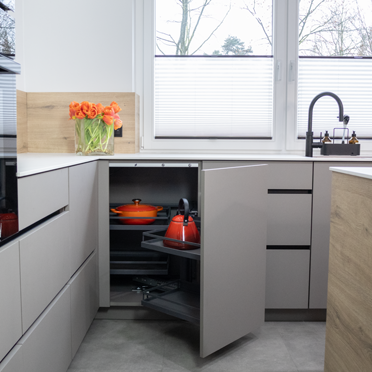 Avec les produits de marque de Kesseböhmer, OSTERMANN fournit désormais encore plus de diversité en matière de ferrures de quincaillerie. Tous les articles disponibles se trouvent dans notre nouvelle brochure.