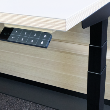 Hier op de afbeelding ziet men de e-Desk Pro II met 3-traps hefzuilen, geschikt voor bladgrootte 625 - 1275 mm.