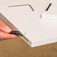 Złącze Lamello Clamex P wkłada się w rowek płyty meblowej – ukryte połączenie zapewnia precyzyjny i stabilny montaż.