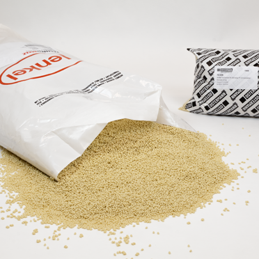 granulat kleju topliwego w otwartym worku.