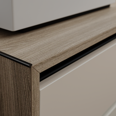 Schwarzes Steg-Eckschutzprofil 6,5 mm für robusten Kantenschutz an Waschtischunterschrank mit Holzdekor.