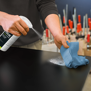 REDOCOL Greenline Finish-Reiniger Perfect Matt bei der Reinigung einer matten Möbeloberfläche während der Endmontage mit Reinigungstuch und Sprühflasche