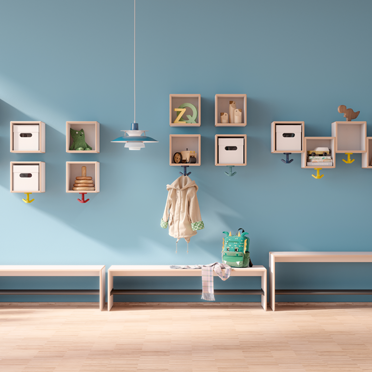 Moderne Garderobenhaken an blauer Wand mit praktischer Ablage