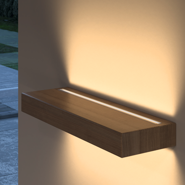 Channelline LED-Leuchtkanäle in wandmontiertem Holzregal – moderne Ambientebeleuchtung für Innenräume.