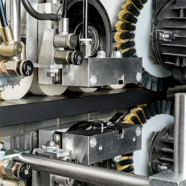 Industrielle Textur-Finish-Anlage mit Walzen, Düsen und Präzisionsmechanik zur Oberflächenveredelung von Holz – Riepe System für gleichmäßige Struktur und Qualität.